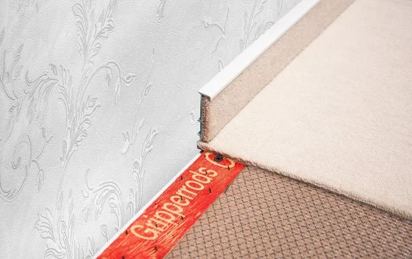 Плинтус для ковролина Korner Listwa 100 Белый 2,5м (50мм) в Санкт-Петербурге