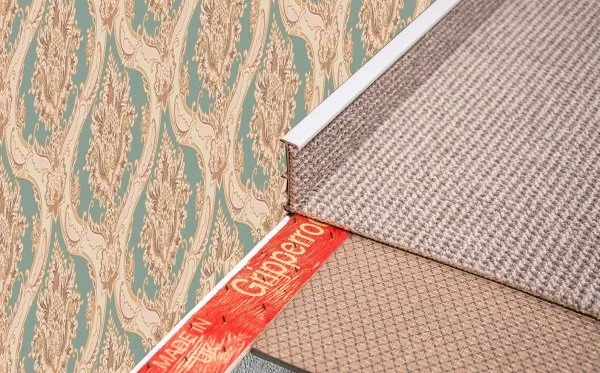 Плинтус для ковролина Korner Listwa 106 Светло-серый 2,5м (50мм) в Санкт-Петербурге