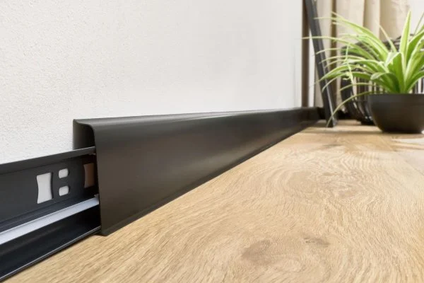 Плинтус пластиковый Arbiton INDO70 220 Чёрный матовый 2.5 м в Санкт-Петербурге