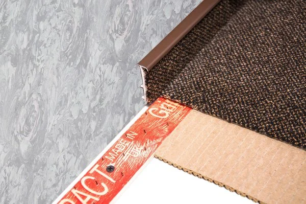 Плинтус для ковролина Korner Listwa 105 Темно-коричневый 2,5м (50мм) в Санкт-Петербурге